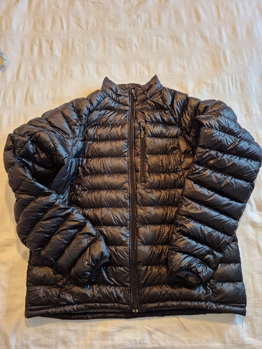 Eastern Mountain Sports men's XL black packable down fill jacket 1 small hole